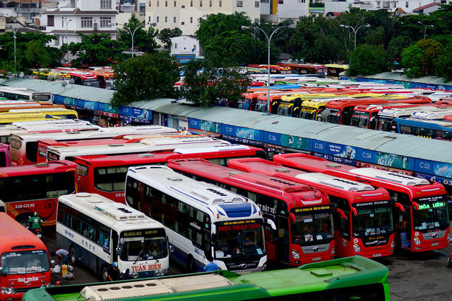Ô tô đỗ kín bên trong bến xe miền Đông.