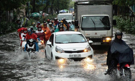 Nguy cơ Sài Gòn chỉ còn một điểm ngập duy nhất là nơi đâu cũng đầy nước đang hiển hiện đằng xa. Ảnh: PLO
