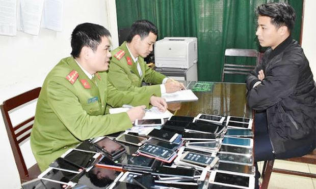 Công an tỉnh Ninh Bình ghi lời khai của Đinh Thành Danh. (Ảnh CAND)