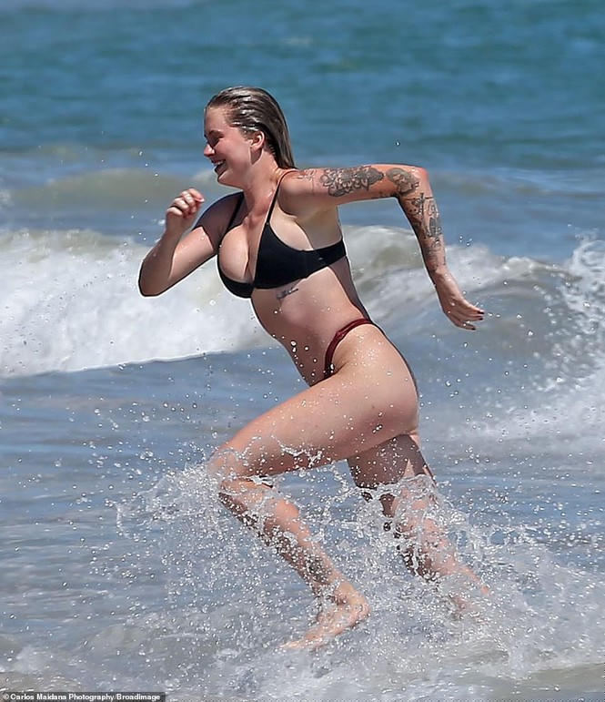 Mẫu 9x Ireland Baldwin 'thả thính' với bikini nhỏ xíu, siêu 'bốc lửa' ở biển - ảnh 2