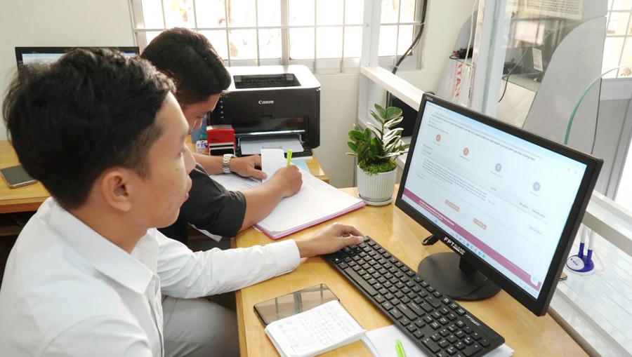 Cán bộ xã Khánh An, được phân công hướng dẫn hồ sơ, hỗ trợ nộp trực tuyến, bảo đảm phục vụ người dân kịp thời, thuận tiện.