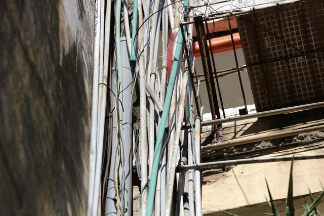 Nước sạch là vấn đề lớn của nhiều tập thể cũ, những hộ ở tầng cao thường phải lắp đặt bể nước cùng những búi ống dẫn bò bám khắp tòa nhà.