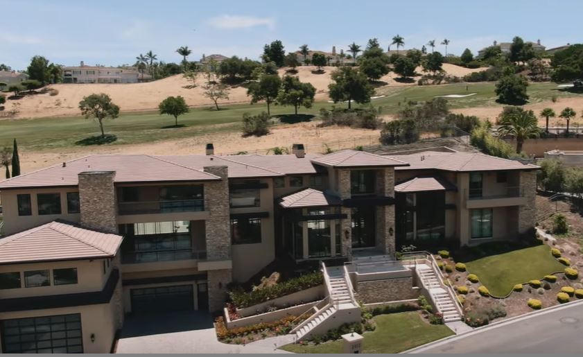 Sau 4 năm dọn về sống tại căn biệt thự triệu đô tại San Jose, California (Mỹ), gần đây, lần đầu tiên bà xã Đan Trường là Thủy Tiên đã giới thiệu bên trong căn nhà với khán giả. căn biệt thự rộng không khác gì một khách sạn 5 sao, gồm rất nhiều phòng khách, phòng ngủ, bể bơi, phòng bếp...