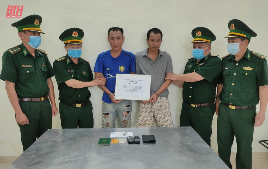 Hai đối tượng Hà Bá Tuân và Hà Văn Diệm bị Đồn Biên phòng Pù Nhi và lực lượng phối hợp bắt giữ. (Ảnh: BTH)