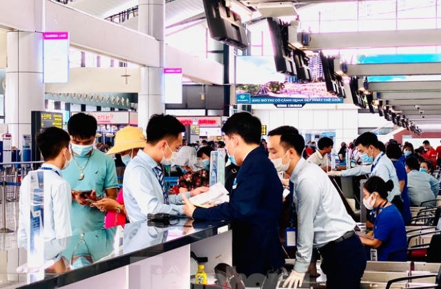 Sân bay Nội Bài sôi động trở lại sau kỳ nghỉ 'COVID -19'