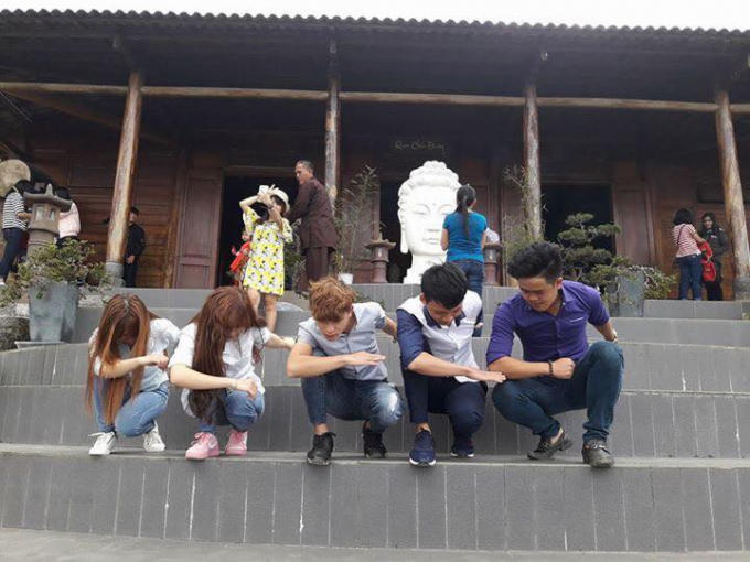 Nhiều bạn trẻ vô tư tạo dáng, bất chấp nơi tôn nghiêm.