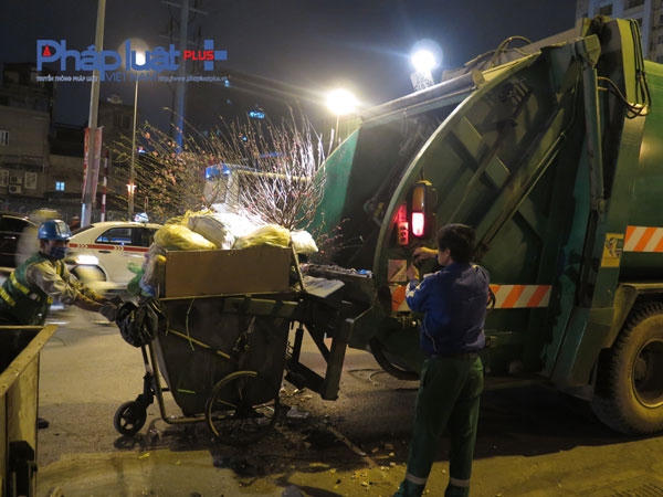 Công nhân môi trường vất vả hơn mỗi khi tết đến, xuân về.