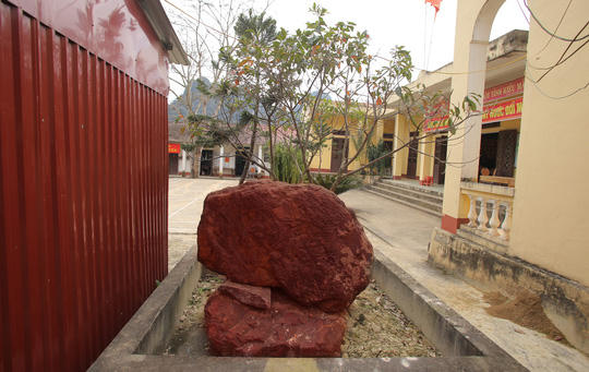 Đá Hồng Ngọc có màu đỏ như màu cờ, là loại đá ở Việt Nam duy nhất chỉ có ở huyện Bá Thước (Thanh Hóa) - Ảnh: Ngô Nhung
