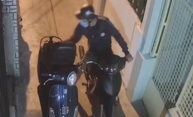Tên cướp giật tài sản trong cốp xe cô gái...
