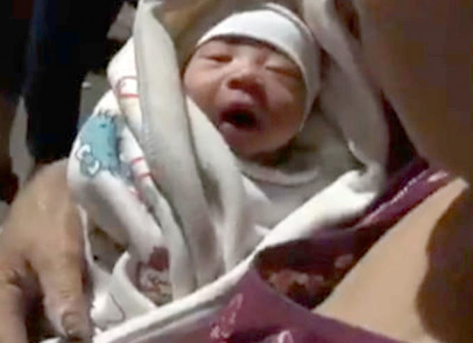 B&eacute; trai bị người th&acirc;n bỏ lại trong th&ugrave;ng xốp ven đường