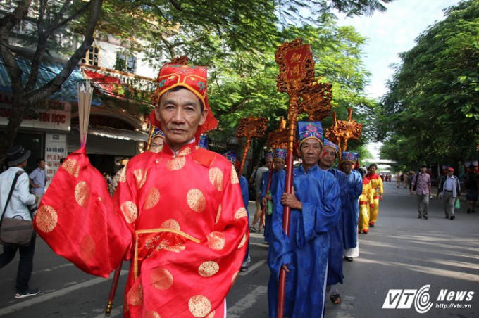 Các bô lão cầm cờ hội, long đình bát biểu tham gia lễ rước.