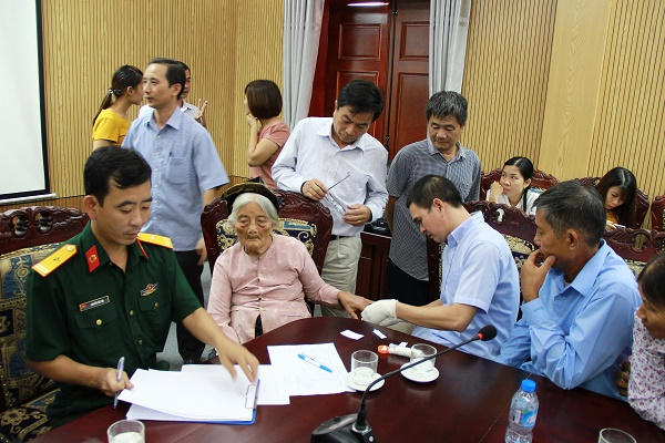 Tiến hành lấy mẫu máu của thân nhân liệt sĩ. (Ảnh: A.T)