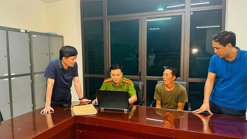 Đối tượng Chảo Duần Chình ( thứ 2 từ bên phải) tại cơ quan công an. Ảnh: Thanh Tuấn.