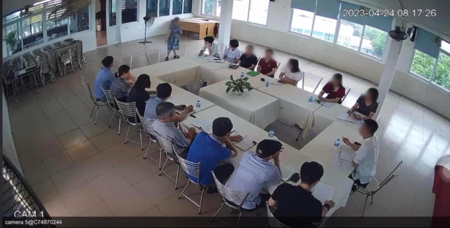 Bà Nguyễn Thị Bích Nhung đang đứng chỉ đạo, điều hành cuộc họp của Công ty Cp dược phẩm QD-Meliphar