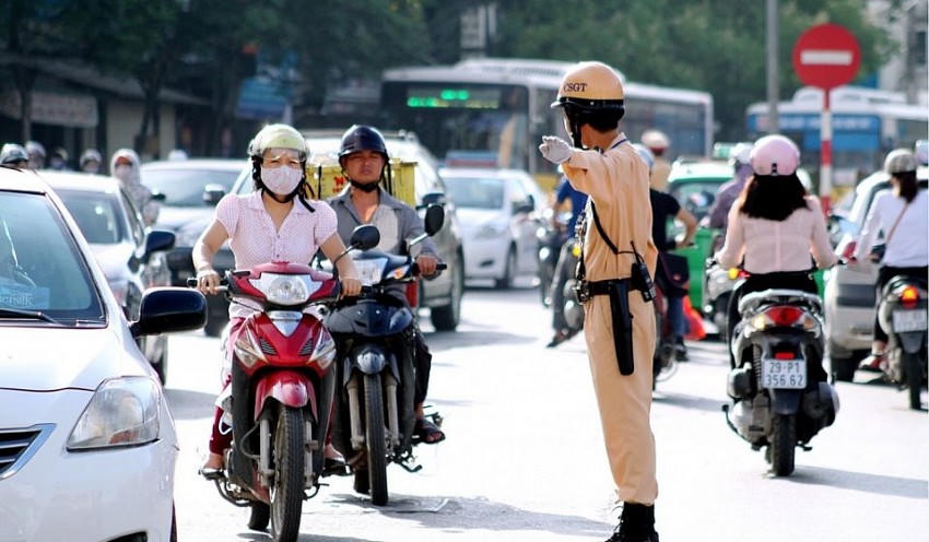 Tài xế vi phạm giao thông không chấp hành phạt sẽ bị dừng cấp đổi bằng lái. (Hình minh hoạ)