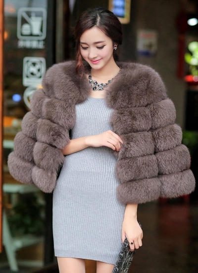 Kết hợp áo lông với chiếc váy bó ngắn luôn đem đến vẻ quyến rũ, sang trọng cho các bạn gái. Ảnh: internet.