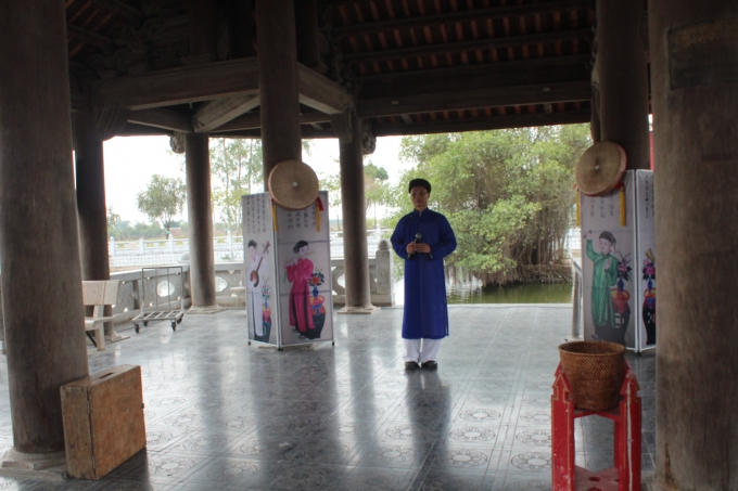 Không cần ngả nón xin nhưng hai bên là hòm và thùng để đựng tiền của du khách.