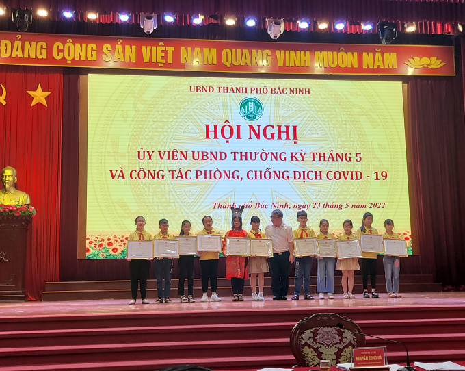 Các học sinh có thành tích xuất sắc trong phong trào thi đua