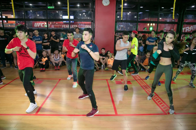 Tường Linh khoe v&ograve;ng eo con kiến tại s&acirc;n khấu thể thao