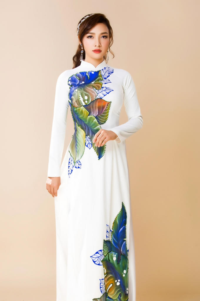 L&ecirc; B&ecirc; La dịu d&agrave;ng đến bất ngờ trong t&agrave; &aacute;o d&agrave;i