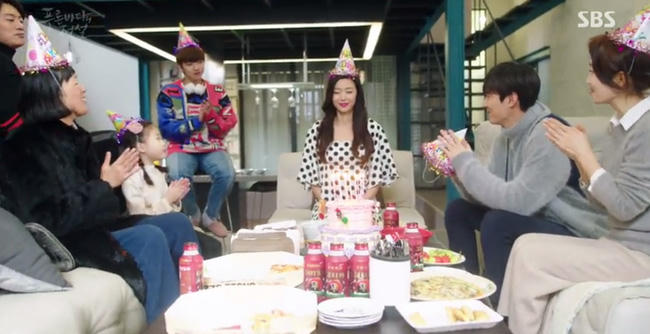 Joon Jae đã đưa mẹ về nhà và tổ chức tiệc sinh nhật cho Shim Chung. Tại dịp này, mỹ nhân ngư đã nhận được một nụ hôn từ người mình yêu.