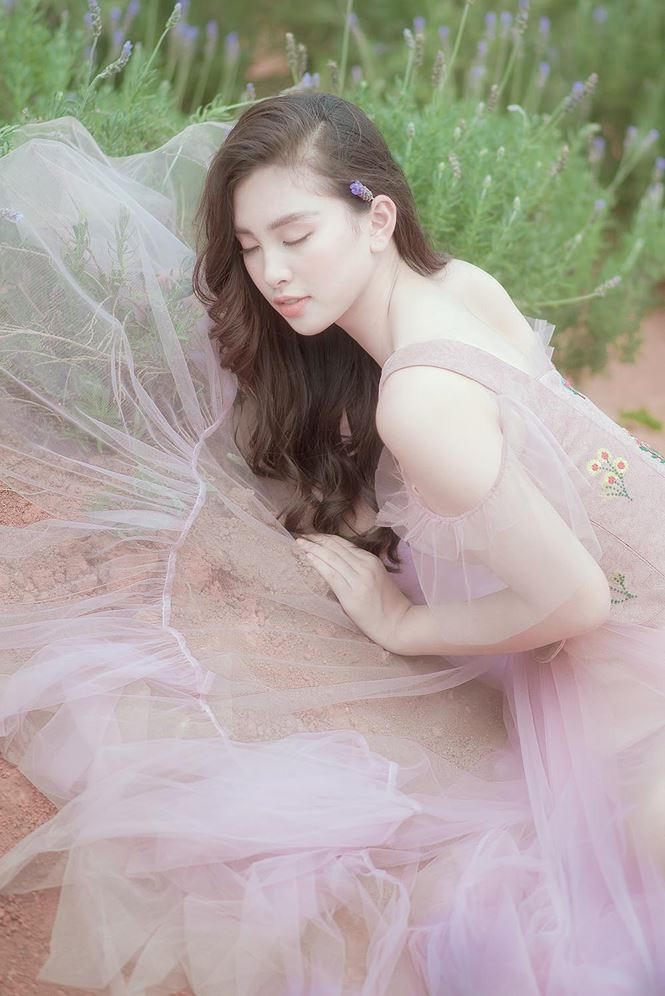 Ngất ngây với vẻ ngọt ngào của Hoa hậu Tiểu Vy sau nửa năm đăng quang