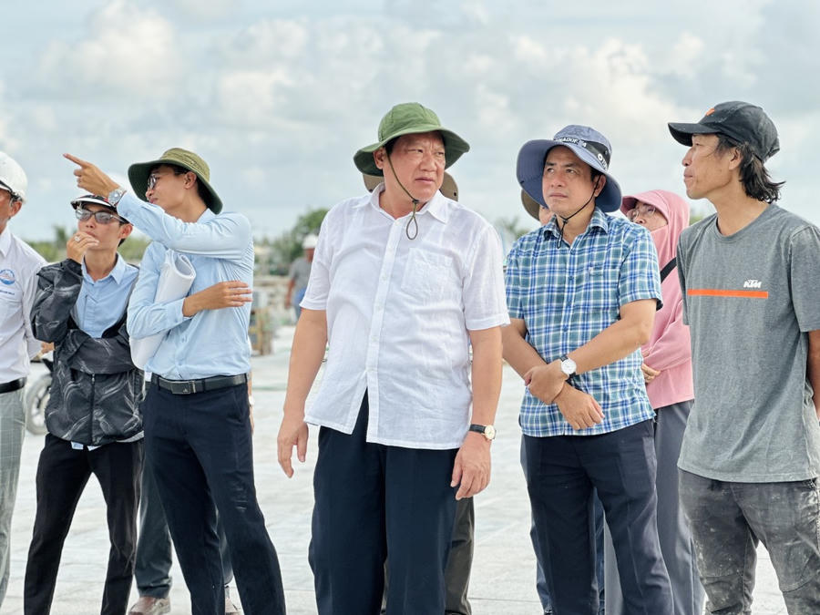 Ông Lâm Văn Bi - Phó Chủ tịch UBND tỉnh Cà Mau (áo trắng) cùng lãnh đạo các Sở, ngành, địa phương kiểm tra tiến độ dự án đầu tư xây dựng cụm Tượng đài kỷ niệm Chuyến tàu tập kết ra Bắc và hệ thống đường giao thông tại thị trấn Sông Đốc, huyện Trần Văn Thời.