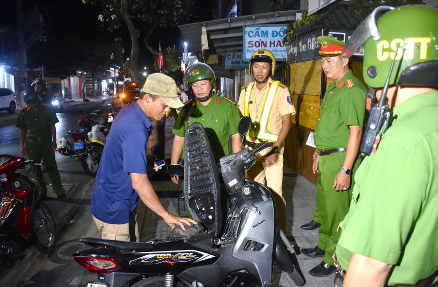 Lực lượng Công an Bạc Liêu tăng cường tuần tra, kiểm soát, khép kín địa bàn, kết hợp tuyên truyền nâng cao ý thức người dân trong việc chấp hành pháp luật.