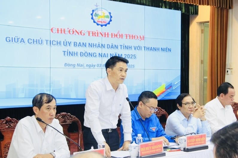 Đại diện các sở, ngành tỉnh trao đổi, thông tin, giải đáp các vấn đề cán bộ, đoàn viên, thanh niên đặt ra tại buổi đối thoại.
