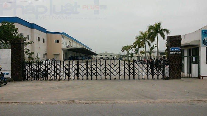 Hàng trăm công nhân ngồi 2 bên hàng rào phía trong công ty Inkel.