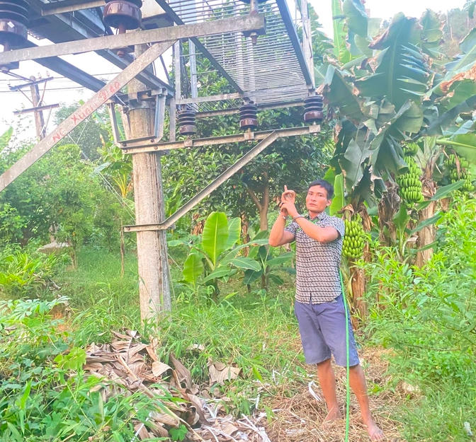 Đối tượng Tuyển thực hiện lại hành vi trộm cắp thiết bị, linh kiện điện lưới. Ảnh Công an Lào Cai