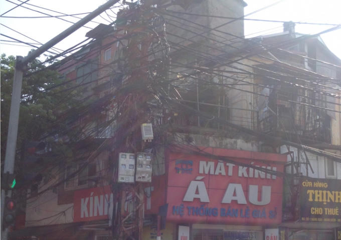 Dây điện chằng chịt gây nguy hiểm cũng như mất mỹ quan đô thị