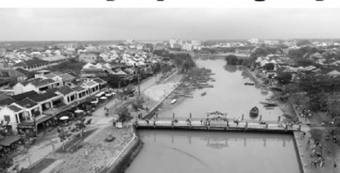Nh&aacute;nh s&ocirc;ng Thu chạy qua phố cổ Hội An.