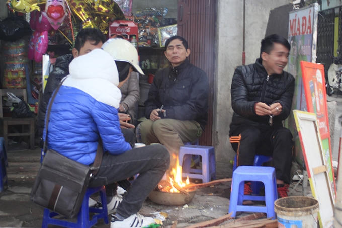 Người dân thủ đô tìm đủ mọi cách chống rét.