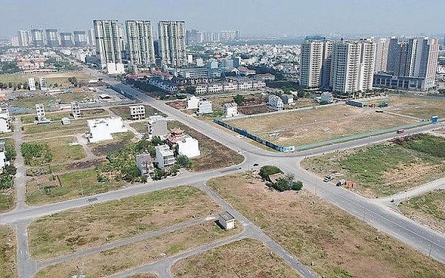 Luật Đất đai 2024 quy định trước khi cơ quan nhà nước có thẩm quyền giải quyết tranh chấp đất đai, các bên tranh chấp phải thực hiện hòa giải tại UBND cấp xã nơi có đất tranh chấp.