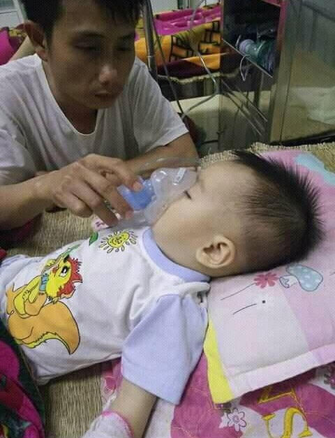 Bé Nguyên và anh Đông trong những ngày điều trị tại Bệnh viện.