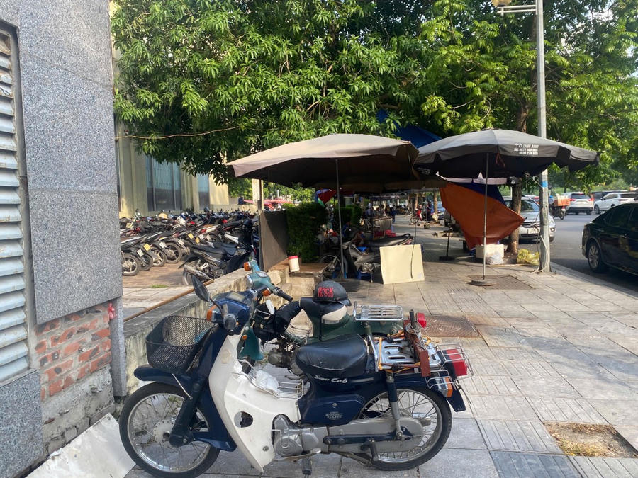 Hàng loạt quán trà đá sử dụng vỉa hè để kinh doanh tại phố Yên Hoà.