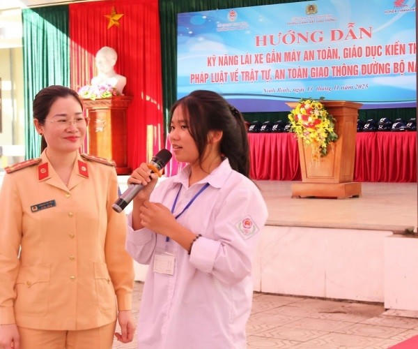 Công an tỉnh Ninh Bình phối hợp với Ban Giám hiệu Trường THPT Bắc Lý tuyên truyền kiến thức pháp luật về ATGT cho học sinh.
