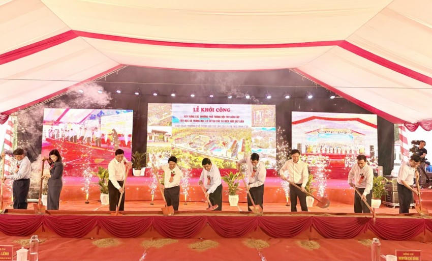 Phó Thủ tướng Nguyễn Chí Dũng và các đại biểu thực hiện nghi thức khởi công xây dựng Trường phổ thông nội trú liên cấp Tiểu học và Trung học cơ sở Minh Tân . (Ảnh: VGP/Thu Sa).
