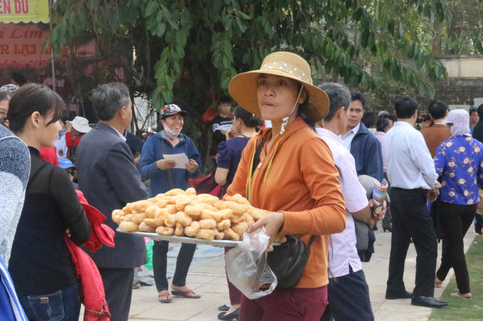 Hàng rong, quán nước vẫn ngang nhiên "hoành hành".
