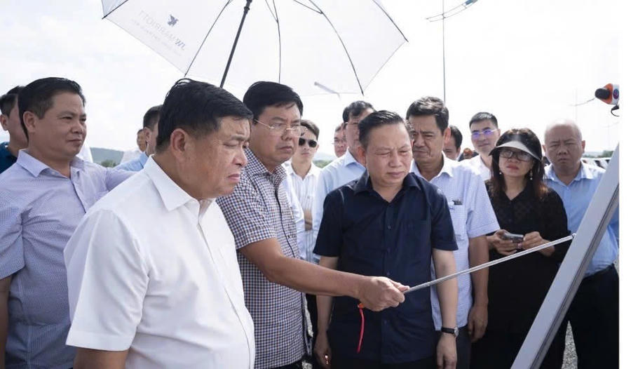 Phó thủ tướng Nguyễn Chí Dũng đi kiểm tra tiến độ thực hiện dự án mở rộng Cảng hàng không quốc tế Phú Quốc