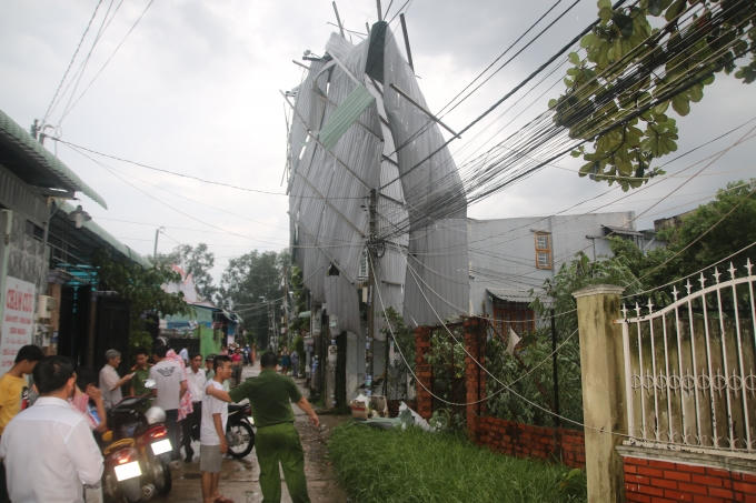 Nhiều mảng tôn treo lơ lửng trên không.