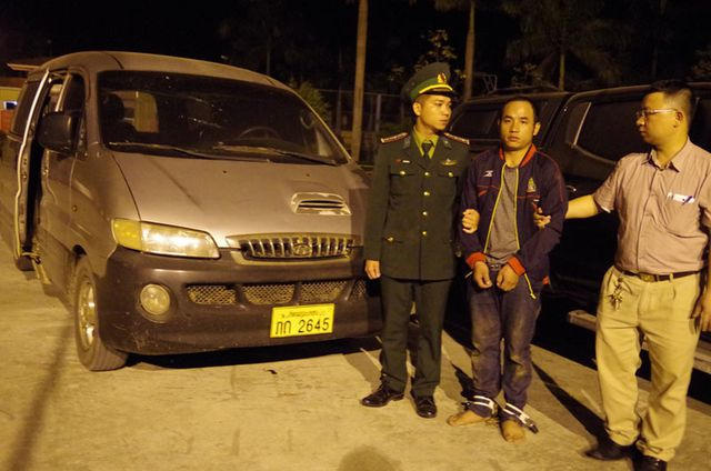 Vừa bước xuống để kiểm tra hàng, Vangchueyang Briachear (thường được gọi tên là Tu Giàng) đã bị các trinh sát Biên phòng Hà Tĩnh ập vào bắt giữ.