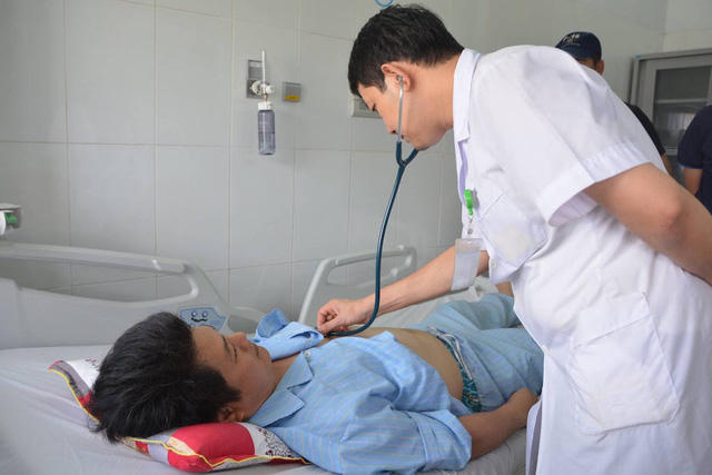 Ông Zhang Jia Ming (41 tuổi, quốc tịch Đài Loan) bị nhồi máu cơ tim cấp đe dọa tính mạng. Vượt qua hơn 100km từ Kỳ Anh (Hà Tĩnh), bệnh nhân Ming được chuyển tối khẩn đến khoa Cấp cứu và đã được các bác sỹ Bệnh viện HNĐK Nghệ An cứu sống.