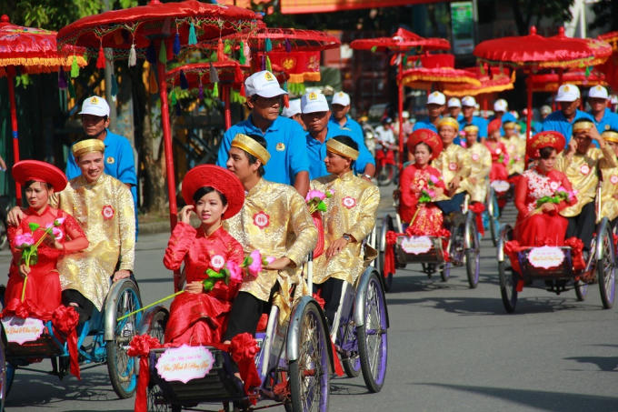 Nụ cười hạnh phúc rạng ngời trên khuôn mặt của các tân lang vàtân nương.