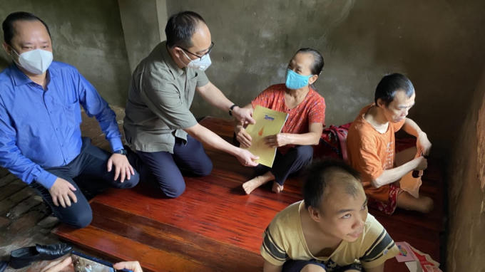 Đồng chí Nguyễn Mạnh Hưng, Tổng Biên tập báo Tuổi trẻ Thủ đô, ông Lý Quốc bảo, TGĐ Công ty ATP trao quà tới gia đình bà Nguyễn Thị Cấp ở thị trấn Kim Bài có 2 con bị tàn tật