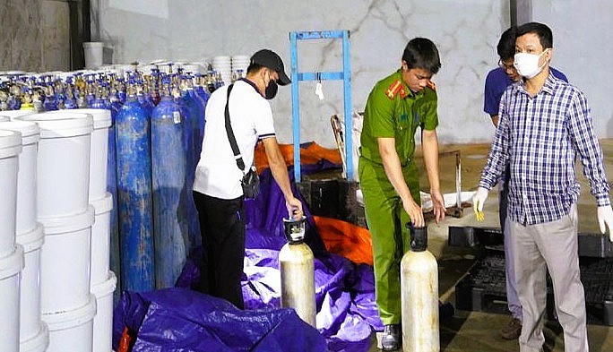 Công an khám xét 1 cơ sở sản xuất khí cười ở TP Hà Nội.