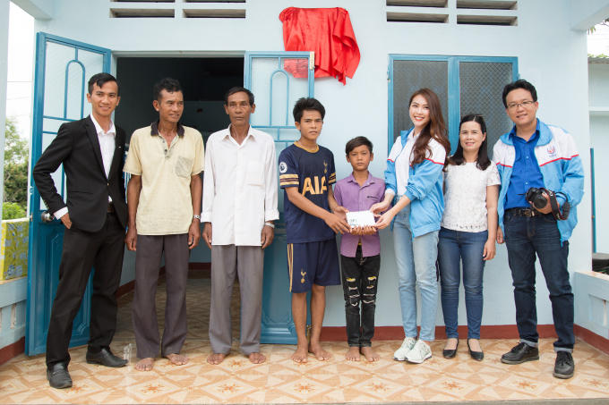 Tường Linh cũng tặng thêm 5 triệu đồng tiền mặt cho 2 anh em Viễn.