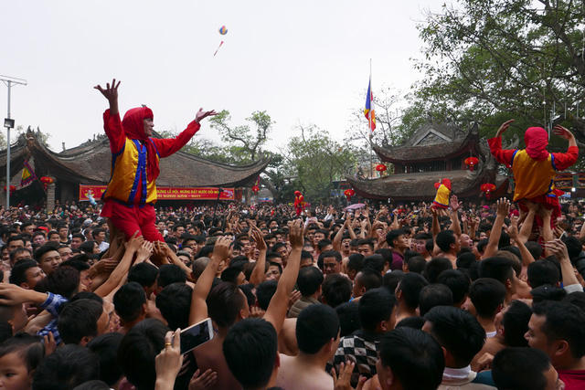 Theo ý nghĩa tưởng nhớ ngày Thánh Thiên Cương - vị tướng sau này được dân tôn thờ làm thành hoàng làng - điều quân đi đánh giặc, bốn ông đám tượng trưng cho bốn người cầm lãnh các nghĩa quân ra trận. Trong hội pháo Đồng Kỵ, màn rước ông đám luôn diễn ra rất sôi động khi các ông đám thực hiện các màn múa đặc sắc.