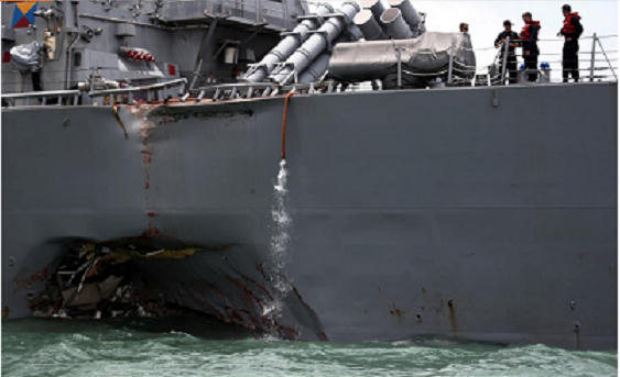 Tàu khu trục USS John S. McCain sau va chạm. (Ảnh: Reuters)